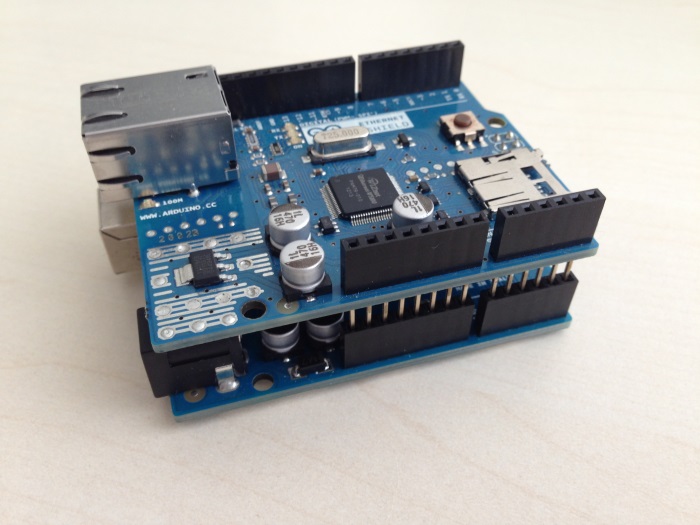 Bild eines Arduino Uno mit Ethernet Shield